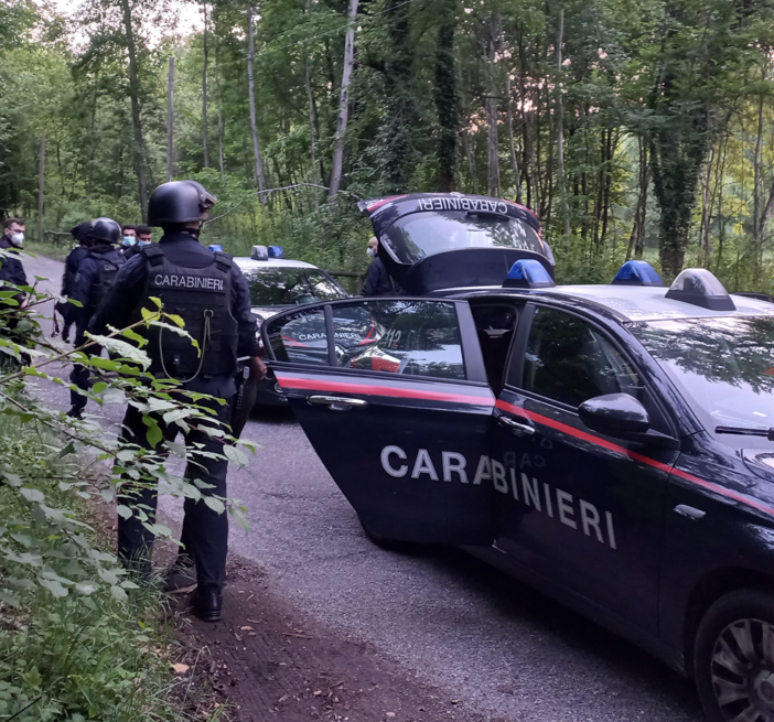 I carabinieri smantellano un giro di spaccio nei boschi di Vergiate: due stranieri in manette