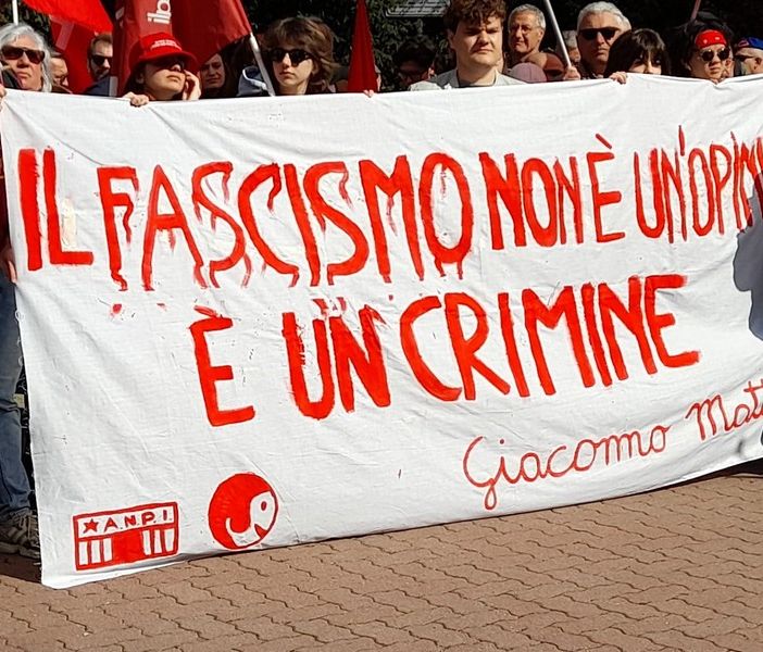 Lo triscione portato in corteo il 25 aprile