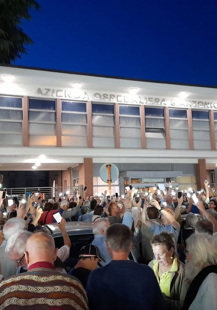 Gallarate: mille telefonini illuminano il Sant’Antonio Abate