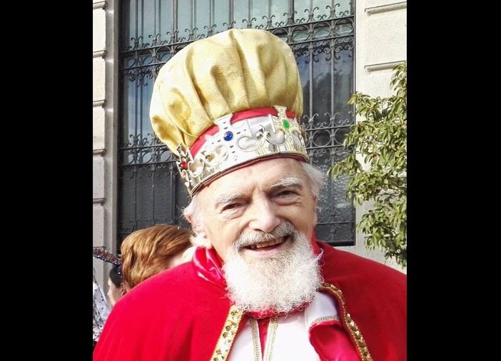 Pietro Tenconi nei panni di Re Risotto, la maschera che ha strappato un sorriso a generazioni di gallaratesi