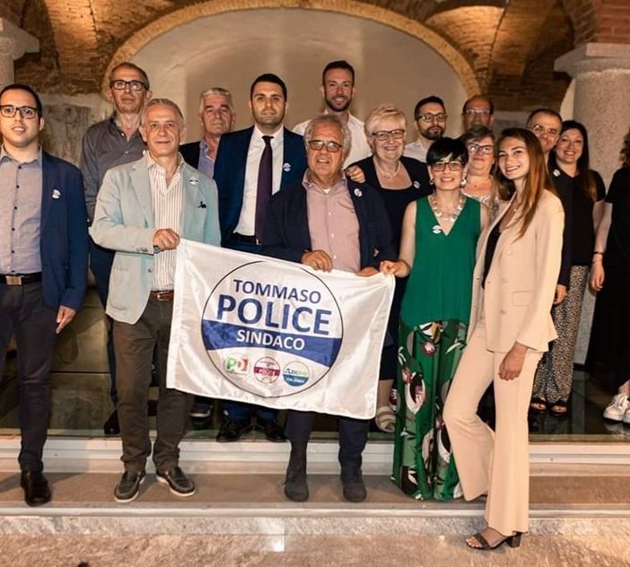 Foto in campagna elettorale nella ex chiesa di San Giulio, candidati e sostenitori di Tommaso Police