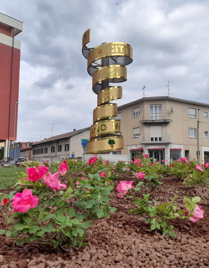 FOTO. Il trofeo più bello è a Cassano: accoglie alla rotatoria di via Aldo Moro