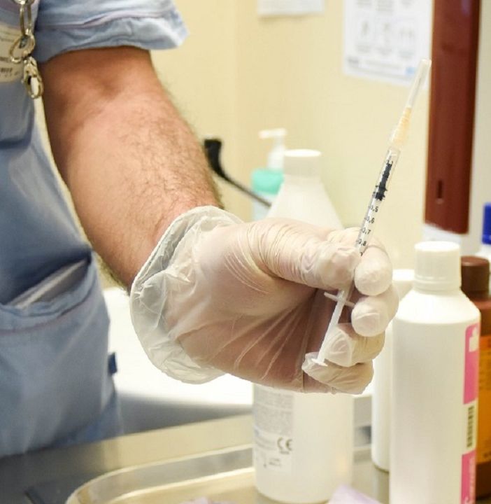 Vaccino dopo cinque mesi, da venerdì via alle prenotazioni in Lombardia