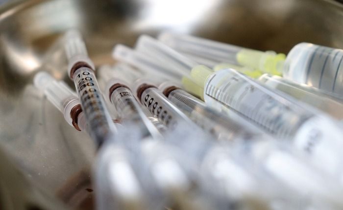 Vaccini, Astuti (Pd): «Fontana e Moratti sottovalutano il problema dei richiami nei periodi di vacanza»