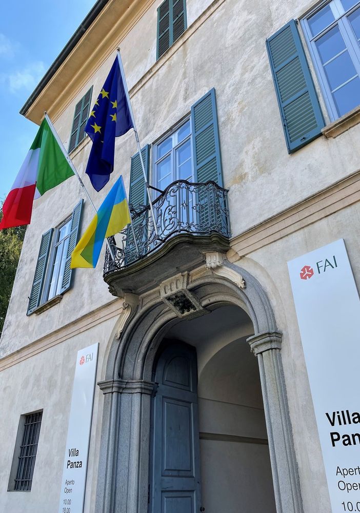 Bandiera gialloblù a Villa Panza: «Il cuore del Fai batte per l’Ucraina»