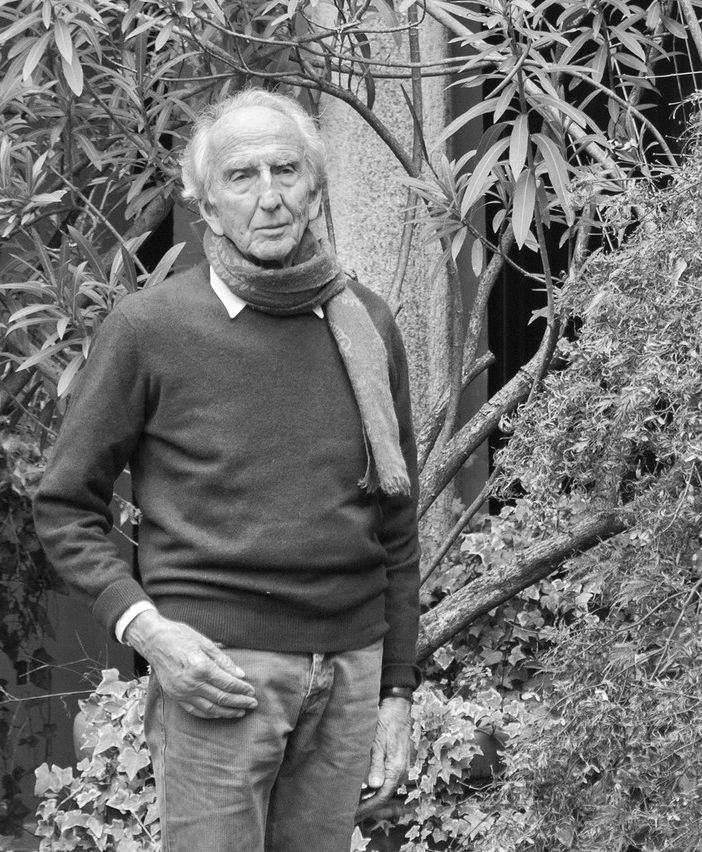 Vittorio Introini nel giardino della sua casa di Samarate