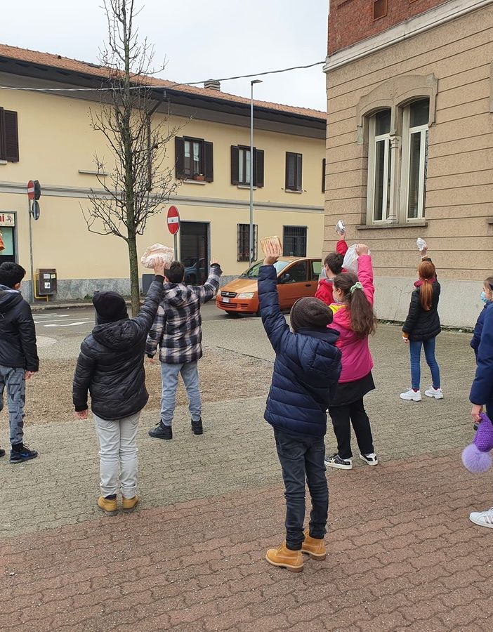 La protesta fuori dalla scuola Manzoni a Busto