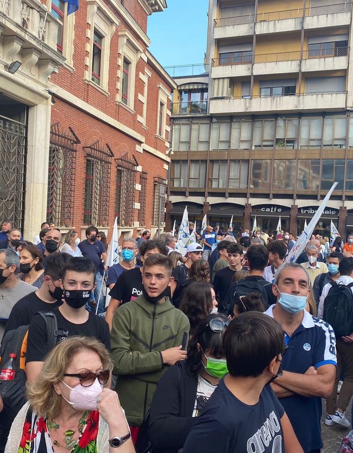FOTO e VIDEO. Bagno di folla per Salvini a Varese: «Bianchi è il cambiamento. Se vinciamo al secondo turno mi incazzo»