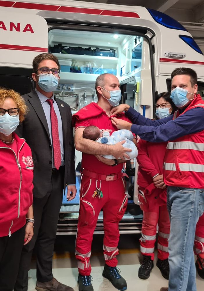 Il piccolo Dylan è nato in ambulanza. L'equipaggio della Croce Rossa: «Saremo per sempre i suoi angeli custodi»