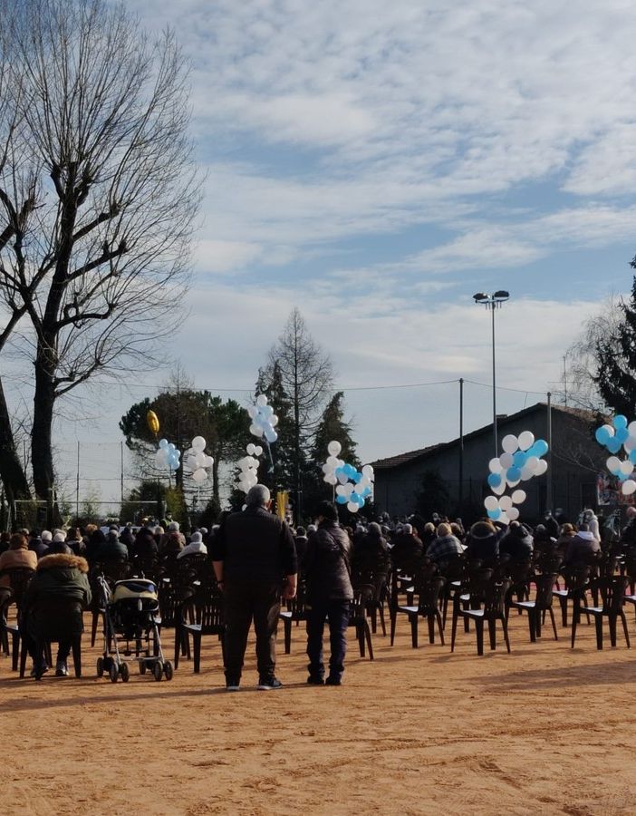 Una folla silenziosa, tanti palloncini e un messaggio commovente: «Oggi lassù brilla una stella in più, addio piccolo Daniele»