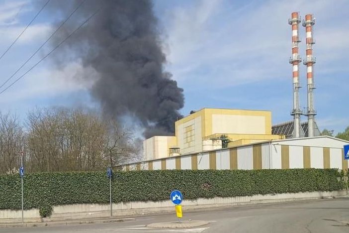FOTO e VIDEO. Incendio all'interno dell'inceneritore Accam di Borsano: i vigili del fuoco domano le fiamme. Avvisata anche Arpa