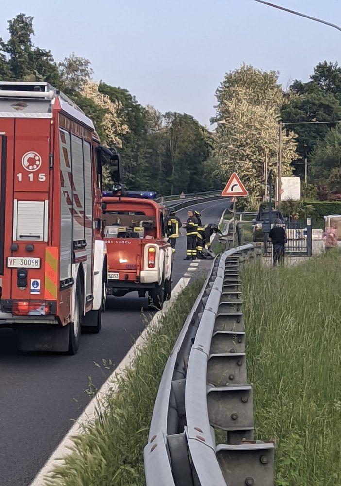 Brebbia, auto fuori strada sulla Vergiate-Besozzo: ferito un uomo di 42 anni