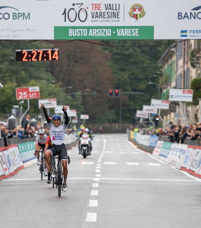 VIDEO. De Marchi vince la Tre Valli Varesine del centenario. Duello all'ultimo metro con Formolo