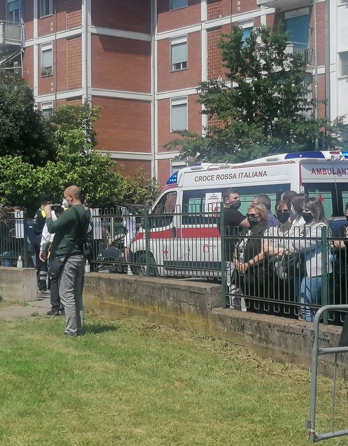 Commozione ai funerali di Silvia e Alessandro, una familiare colta da malore