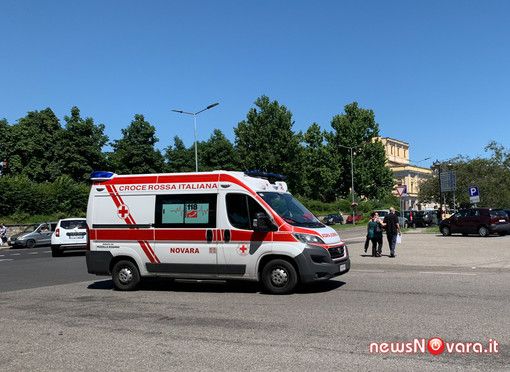 Varesino accoltellato in strada a Novara: è grave. Partita la caccia all'aggressore