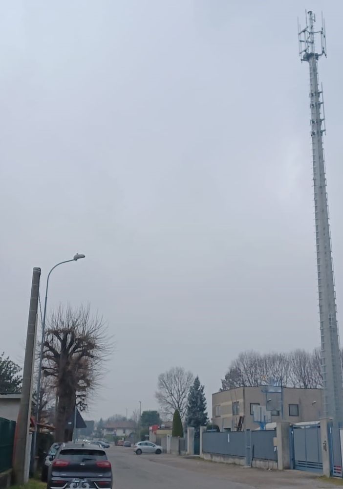 Olgiate: prosegue la raccolta firme contro l'antenna di via Goito. Duecento no e la richiesta di un regolamento