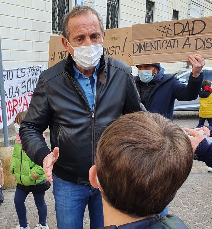 Busto, in piazza contro la dad. I bambini al sindaco: «Perché la scuola è chiusa e tanti negozi aperti?»