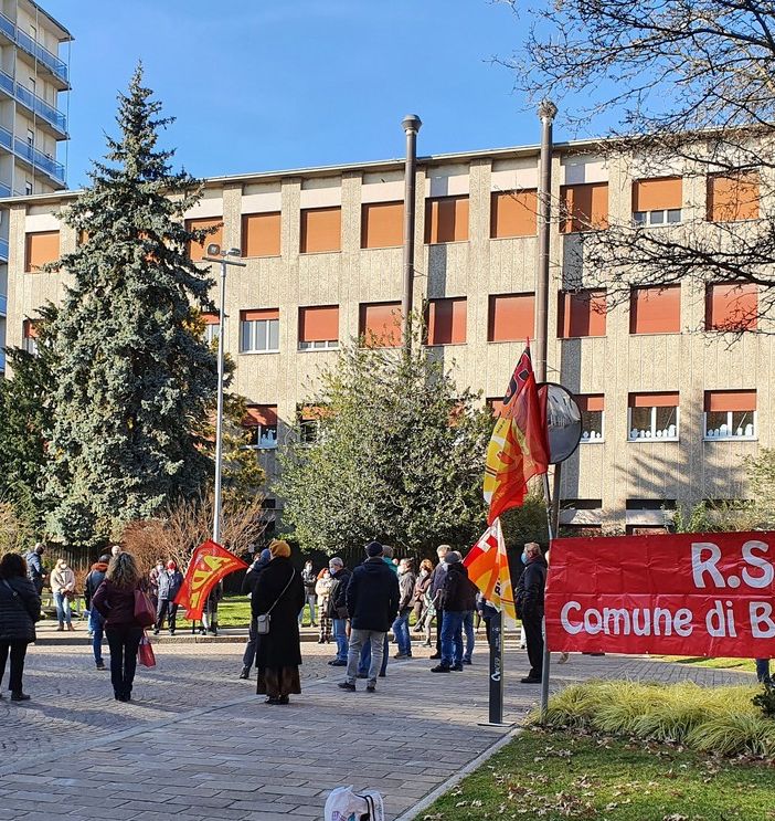 Aumenti “congelati”. Assemblea-presidio dei dipendenti davanti al municipio