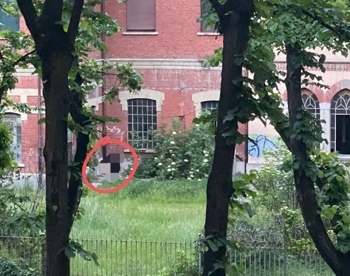 La foto di un lettore testimonia che gli ingressi nell'ex calzaturificio proseguono