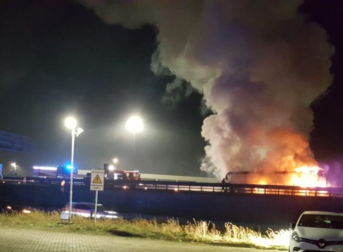 FOTO e VIDEO. Autobus divorato dalle fiamme sull'Autolaghi: soccorsi in azione e A8 chiusa in direzione Varese