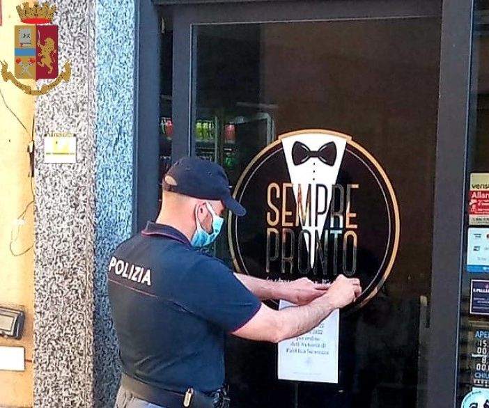 Alcolici a ragazzini con meno di 16 anni, interviene la polizia: bar chiuso per trenta giorni