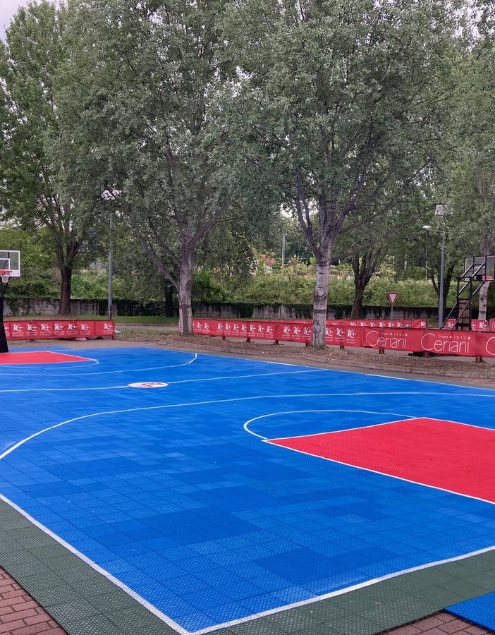 Il campo da basket del summer village è pronto ad accogliere la voglia di sport degli appassionati