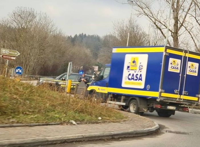 Le operazioni al Gaggiolo (foto pagina Facebook del Comune di Cantello). Sotto: la strada chiusa (foto pagina Facebook del Comune di Clivio) Le operazioni al Gaggiolo (foto pagina Facebook del Comune di Cantello). Sotto: la strada chiusa (foto pagina Facebook del Comune di Clivio)