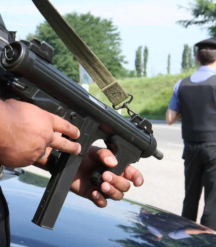 Non si ferma all'alt e si scontra contro l'auto dei carabinieri: giovane arrestato