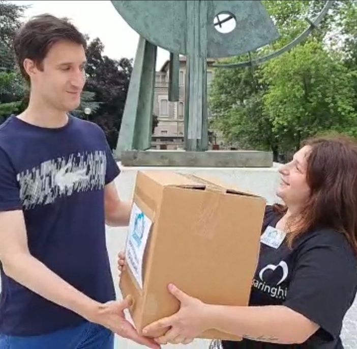 Sara Vega consegna i prodotti al consigliere comunale Andrea Pisani