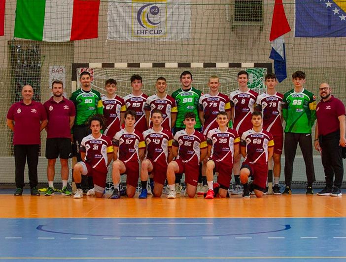 La formazione maschile Under 19 di Cassano e, nella foto in fondo all'articolo, quella femminile. Entrambe sono impegnate nelle finali nazionali (foto dal sito pianetapallamano.it)
