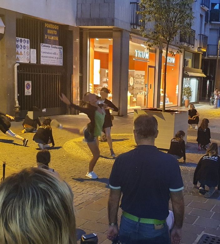 È giovedì sera, tornano lo shopping e le passeggiate