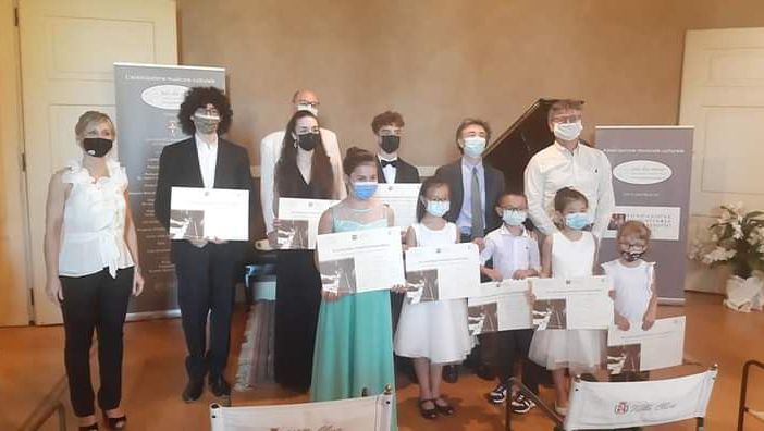 Sabrina Dente (sulla sinistra, organizzatrice del concorso) con i premiati del Concorso Nazionale “Villa Oliva” e membri della giuria