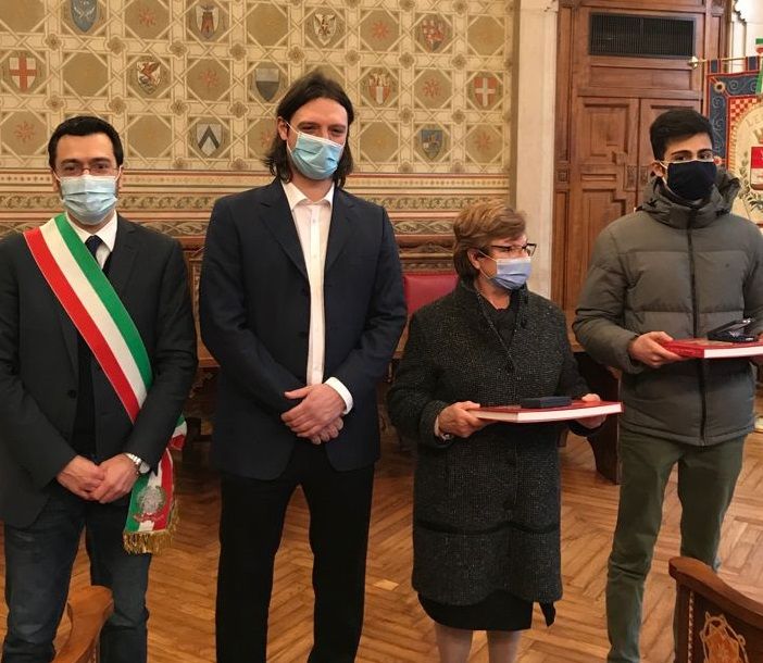 Giornata della memoria a Legnano, ad Arturo Farioli e Angelo Pallaro le medaglie d’onore. «Non dobbiamo smettere di interrogarci»