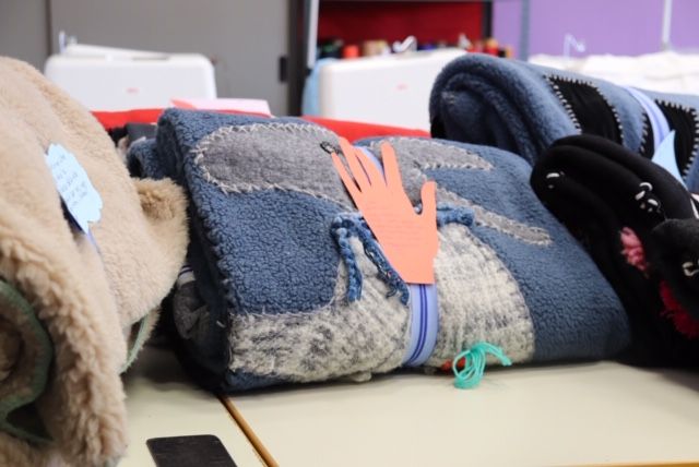 L’Acof di Busto confeziona coperte per i senzatetto