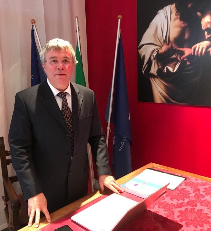 Il rettore Giovanni Baggio nel suo studio al De Filippi