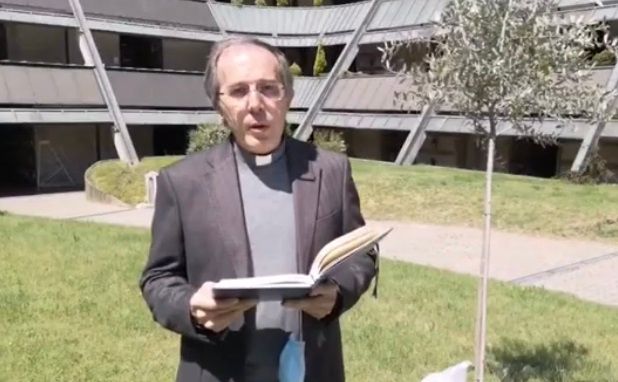 Don Gianni Giudici. Sotto: la chiesa parrocchiale di San Giulio a Castellanza