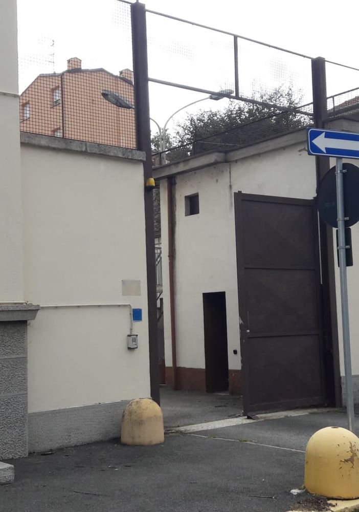 Il cancello della ex caserma carabinieri cos' come si presentava, dall'8 luglio, nella mattinata del 12. Sotto, le foto sulle recenti &quot;fasi&quot; di apertura e chiusura