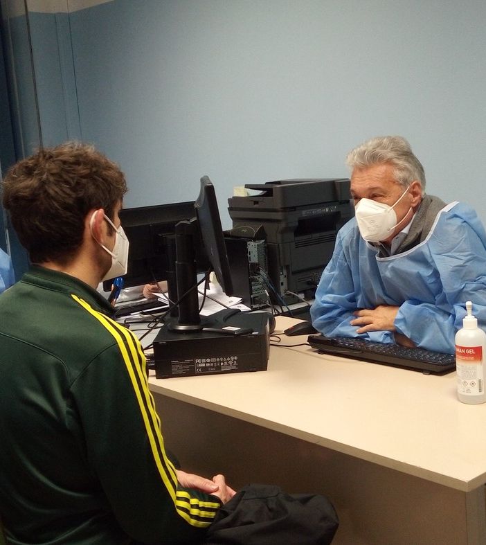 Il dottor Emilio Lualdi e nelle altre foto gli altri dottori impegnati nella vaccinazione con l'Asst Il dottor Emilio Lualdi e nelle altre foto gli altri dottori impegnati nella vaccinazione con l'Asst