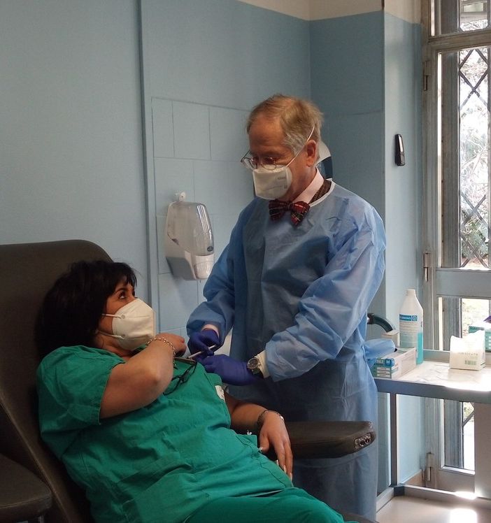 Il professor Ivanoe Pellerin, presidente della Lilt provinciale, in ospedale a vaccinare
