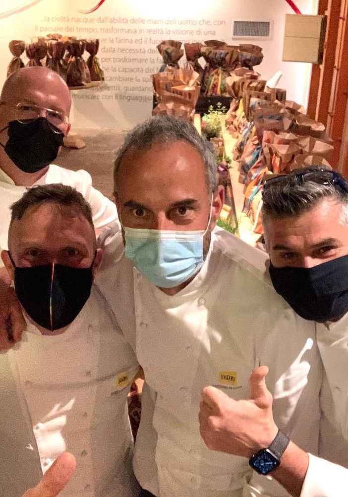 Fabio Longhin con gli amici e colleghi pasticcieri coinvolti nel progetto di beneficenza