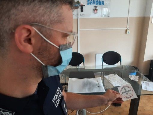 Falsi bollini della sosta per i residenti a Savona: perquisizioni e sequestri anche in provincia di Varese