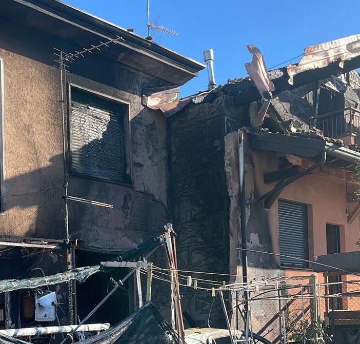 I danni provocati dall'incendio scoppiato all'alba tra via Cadore e via XXV Aprile a Fagnano