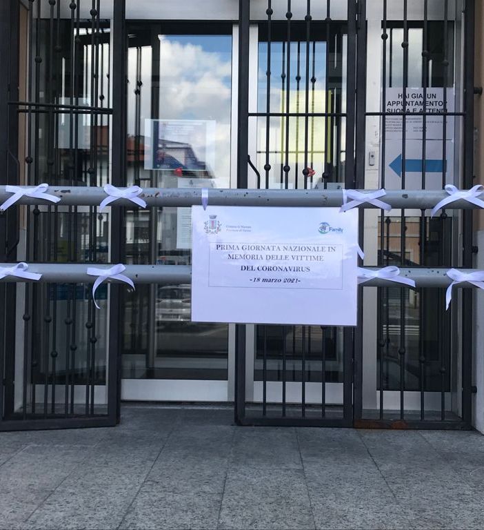 Dodici fiocchi bianchi per ricordare le vittime del Covid a Marnate