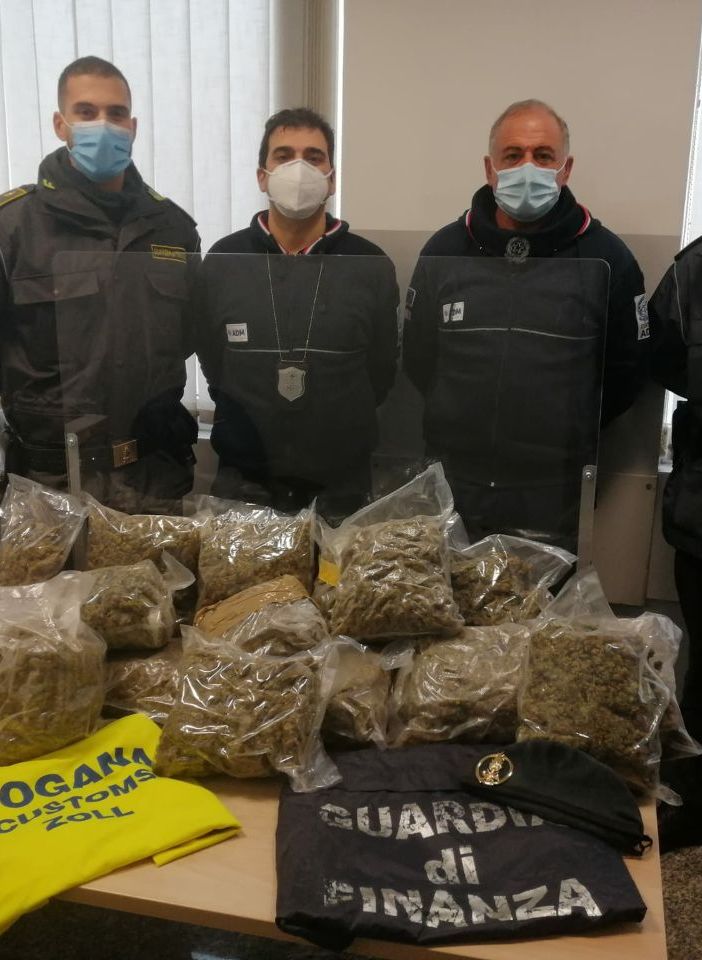 Brogeda, otto chili di marijuana sull'autobus di linea