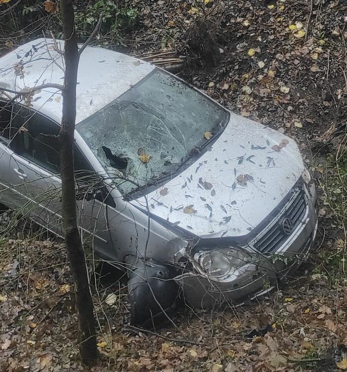 FOTO. Perde il controllo dell'auto e finisce nella scarpata: paura in via Molinetto a Varese