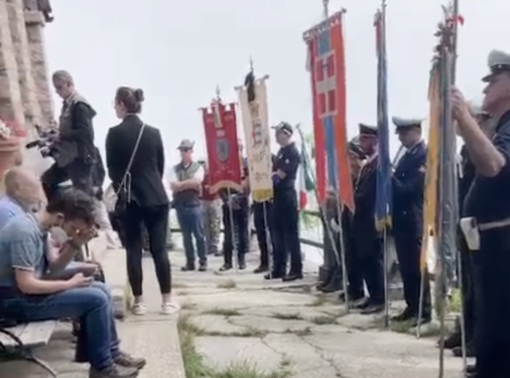 Mottarone, un anno dopo. Il silenzio dei parenti delle vittime della funivia e le lacrime del sindaco: «Li ricorderemo sempre»