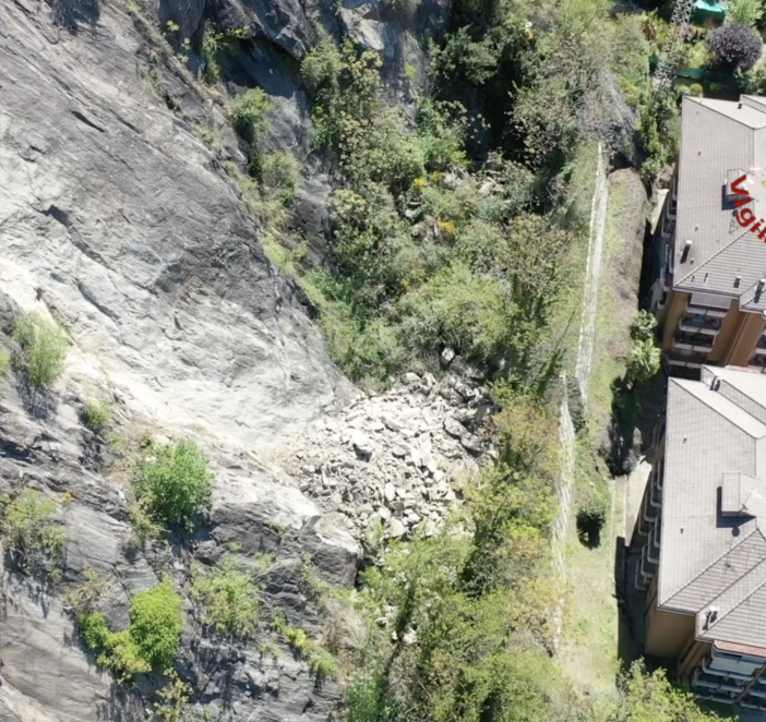 FOTO e VIDEO. Condominio minacciato da una frana a Luino: restano sfollate le 12 famiglie