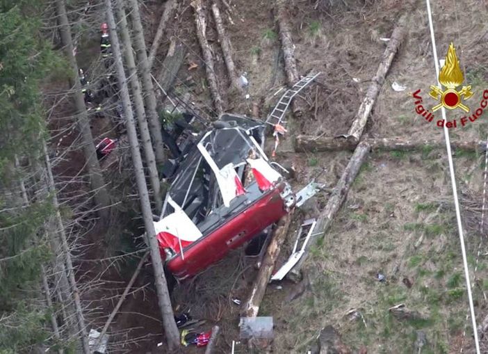 Strage alla funivia del Mottarone, tre persone arrestate: «Il &quot;forchettone&quot; inserito deliberatamente per aggirare un'anomalia»