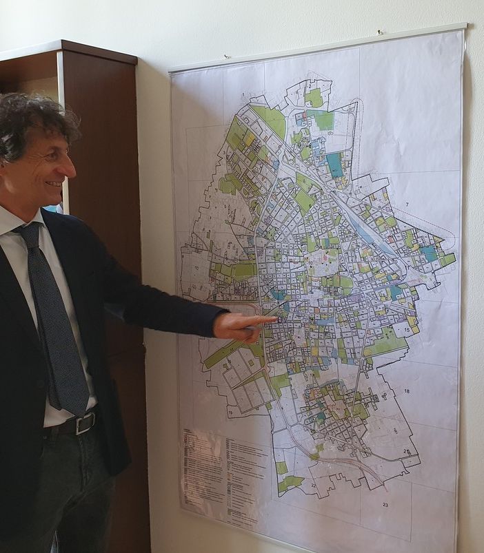 L'assessore all'Urbanistica, Giorgio Mariani, davanti alla mappa della città di Busto