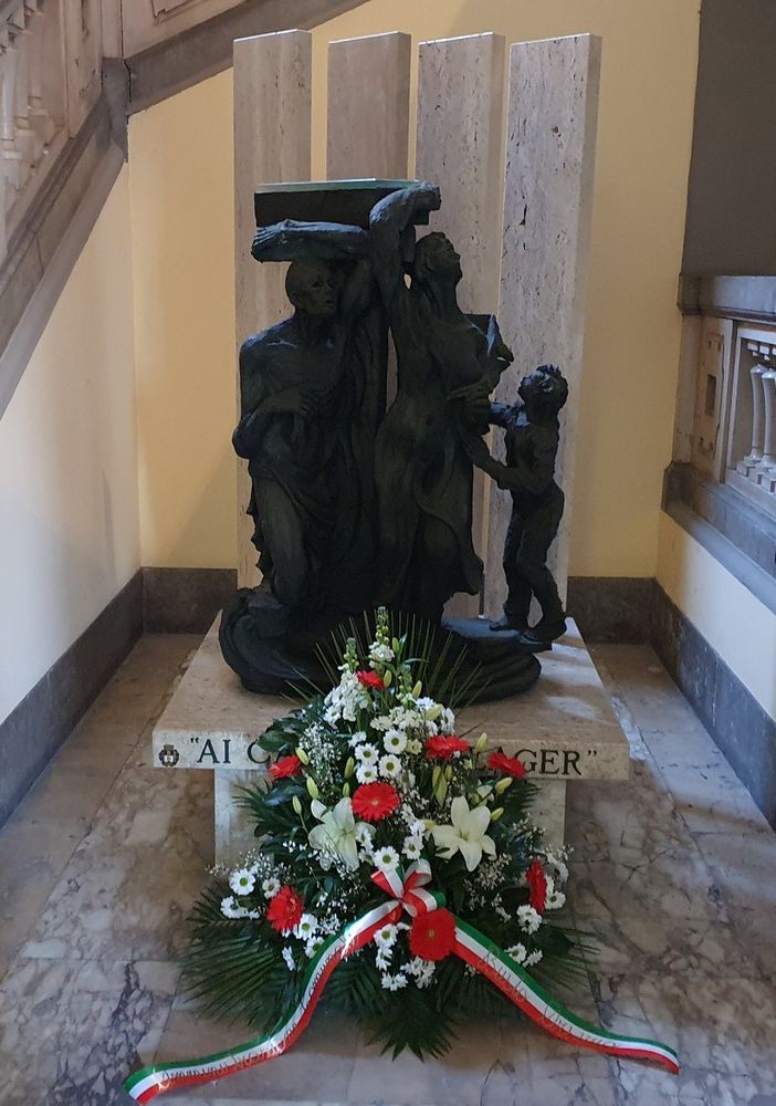 L'omaggio al monumento ai Caduti nei Lager, in Comune a Busto Arsizio